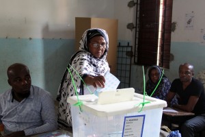 A voter casts her ballot in Moroni, in the Grande Comore island, for the presidential election on February 21st, 2016 from a crowded field of 25 candidates. Only voters from the main island, the Grande Comore island, cast their ballots on February 21st, 2016 under an unusual electoral system that decrees the president is selected on a rotating basis from one of the three major islands.  / AFP / IBRAHIM YOUSSOUF