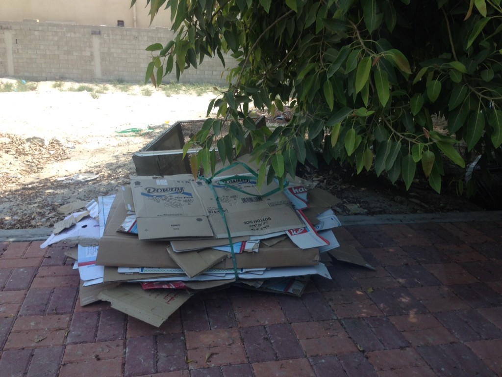 عملية تجميع الكراتين ومن ثم العودة لأخذها