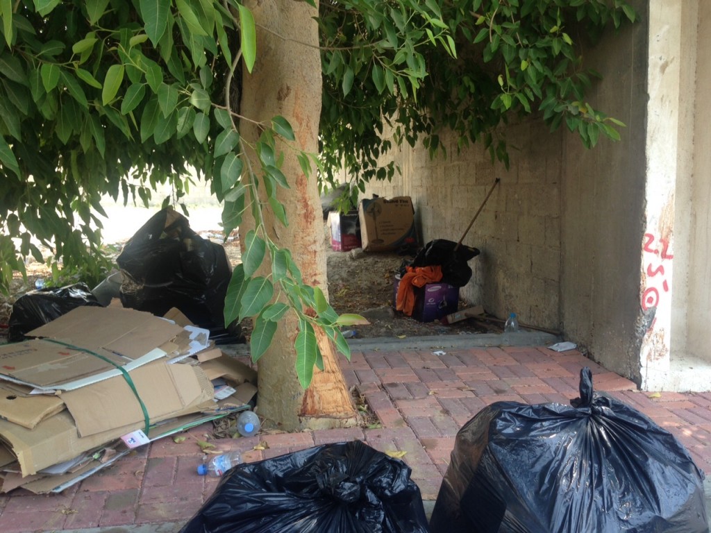 تجميع العلب والكراتين ووضعها بشكل يشوه الذوق العام 