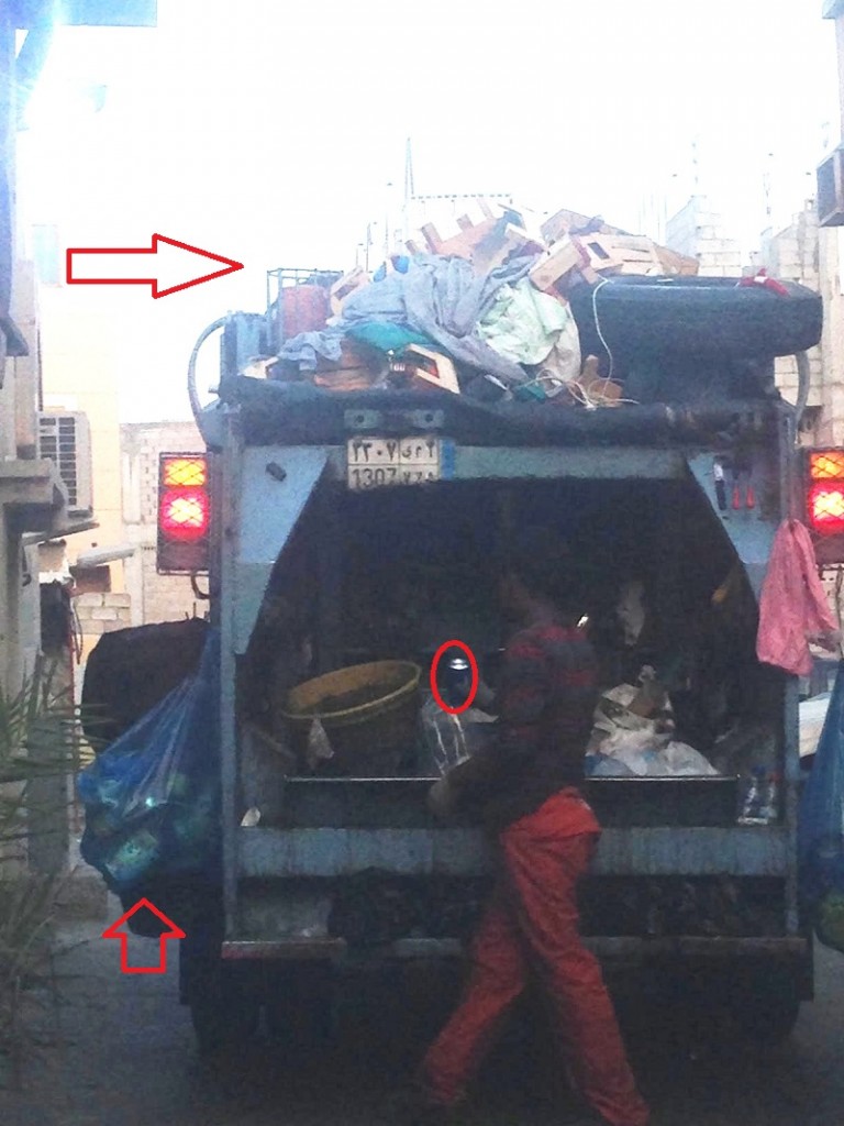 تجميع العلب الفارغة وترك النفايات على الارض 