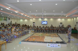 احد الضباط المتخرجين يقدم شرحا للتكتيكات العسكرية - 1