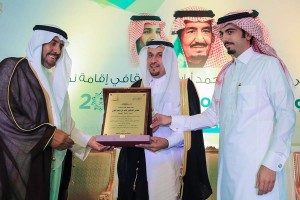 الاستاذ عبدالله ابابطين والاستاذ محمد البابطين يكرمان الدكتور المقرن مدير جامعة المجمعة