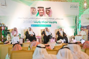 الاستاذ محمد ابابطين  يدير الندوة