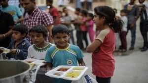 الشركات البريطانية تجبر اللاجئين السوريين بوضع سوار أحمر للحصول على الطعام