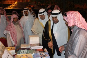 الشيخ عبدالله ابابطين يتجول في معرض الكتب في ديوانية النصار