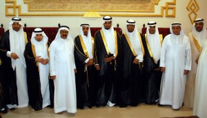 العريس حيدر الغزال يتوسط أقاربه