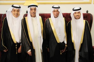 العريس مع والده وأخوانه