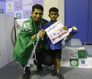 القيصوم يحتفل بالفوز مع ابنه