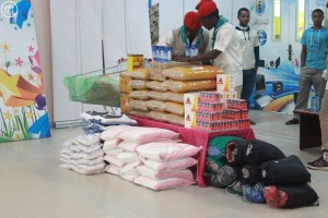 رسل السلام في وادي الدواسر يوزعون السلال الغذائية