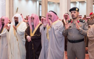 سمو أمير منطقة القصيم يؤدي صلاة الاستسقاء