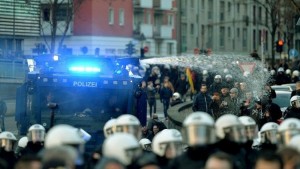 صدامات بين متظاهرين يمينيين والشرطة في كولونيا الألمانية