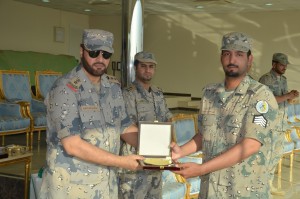 قائد المعهد يسلم احد المدربين