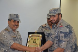 قائد المعهد يقدم درعا تذكاريا لمدير عام حرس الحدود