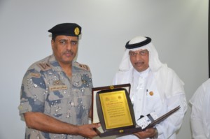 مدير التدريب بحرس الحدود يقدم درعاً للمشرف على برنامج معهد الادارة