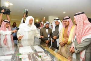 مدير الجامعة يستمع إلي شرح عن مراحل المشروع