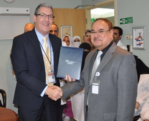 مدير مركز البابطين يتسلم تقرير اعتمادة المنشأت الصحية